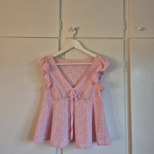 Rosa blus med volang från SHEIN - jättesöt rosa blus från Shein💕passar jättebra till allt💕normal i storlek, skriv vid fler frågor💕