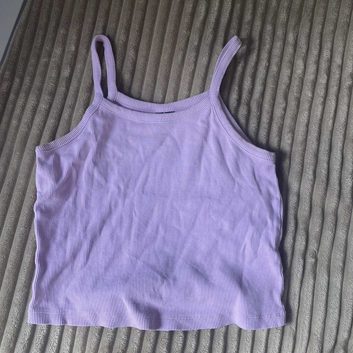 Ljuslila ribbad linnetopp från Pieces