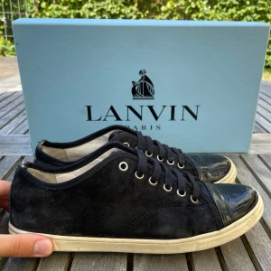 Lanvin skor  - Hej! Säljer nu dessa sjukt snygga Lanvin skor. Skorna är i okej skick. Vi rekommenderar att gå ner en storlek. Har ett begränsat antal boxar och dustbag! Hör gärna av dig vid frågor 