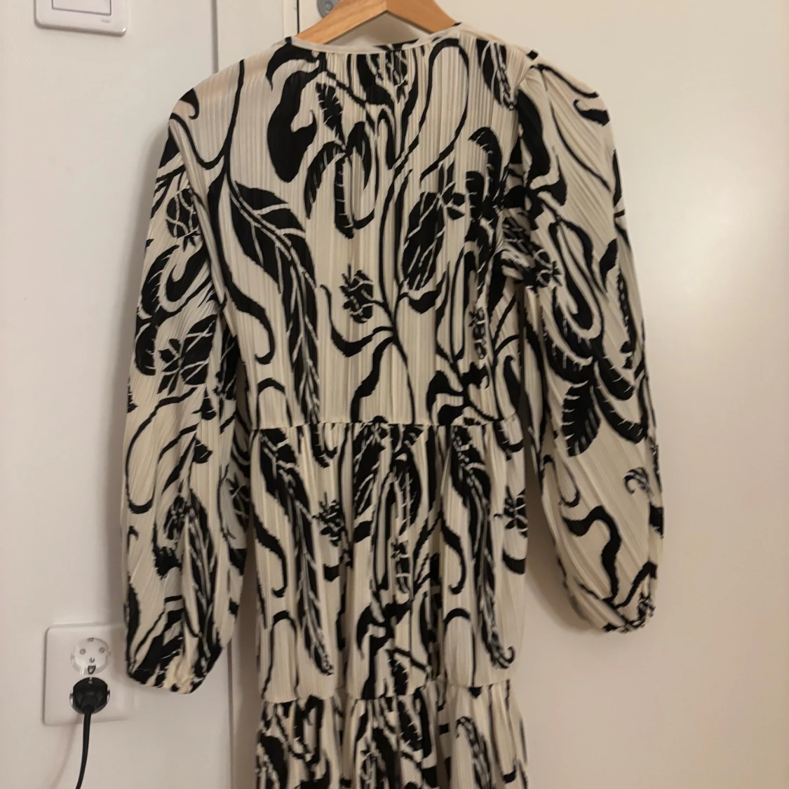 Plisserad svartvit långklänning - 1