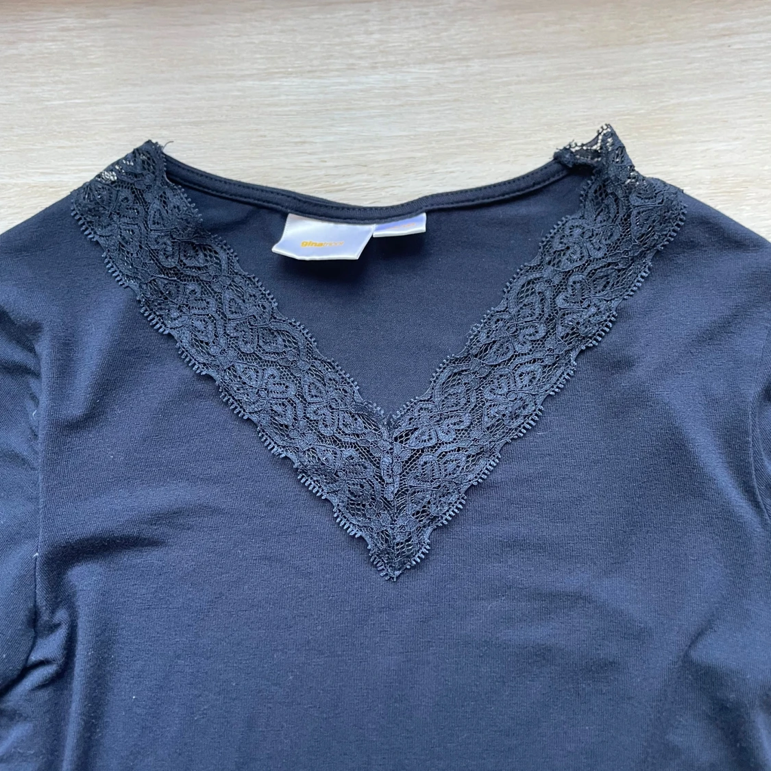 Mörkblå långärmad topp med spetskrage - 2
