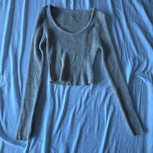 Beige ribbad croppad långärmad topp - Använt ett par gånger gillar inte den så mycke länge
