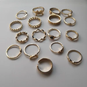 17 st vintage stil ringar  - 17st ringar med olika former och mönster. Materialet är alloy. (157)