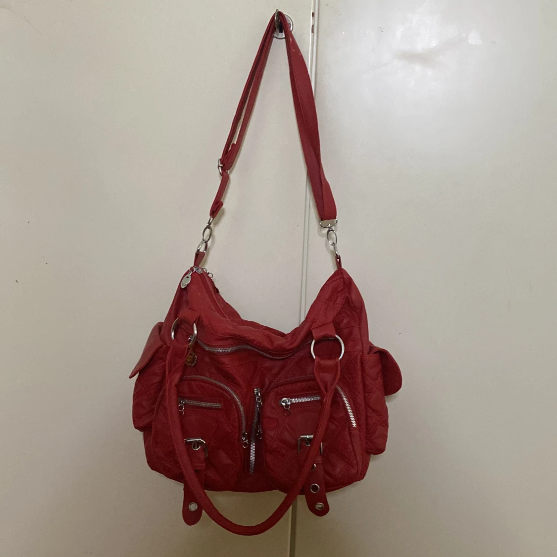 Röd quiltad axelväska med dragkedjor