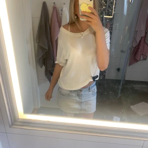 Vit offshoulder topp i bomull - Kontakta mig gärna vid frågor och jag brukar ha S som referens❤️Kolla även gärna i min profil för fler plagg❤️