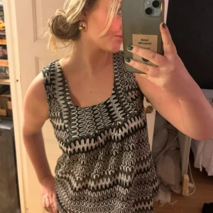 Vintage topp från H&M - Ärmlös topp med rundad halsringning och har ett vågigt mönster🌸