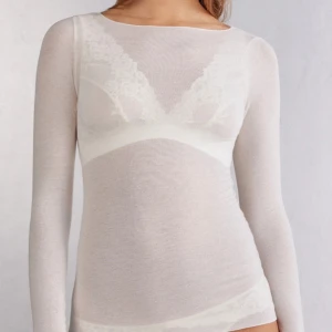 Intimissimi tröja Kashmir lightbeige  - Superskön och tunn långärmad tröja från intimissmk i benvit färg. Tröjan har en tight passform och är gjord i kashmir som känns lyxig mot huden. 