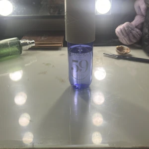 Sol de Janeiro Cheirosa 59 Perfume Mist - Fräsch och tropisk doft från Sol de Janeiro, Cheirosa 59 Perfume Mist. Flaskan är genomskinligt blå med vit spraykork och rundad form. Perfekt att spraya över hela kroppen för en somrig vibe. Snygg design som sticker ut på hyllan.