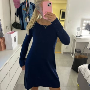 Mörkblå långärmad klänning - Enkel och stilren mörkblå klänning med lång ärm och rund halsringning. Modellen är rak och kort, vilket ger en avslappnad men ändå snygg look. Perfekt att styla med sneakers eller boots för en chill vibe.