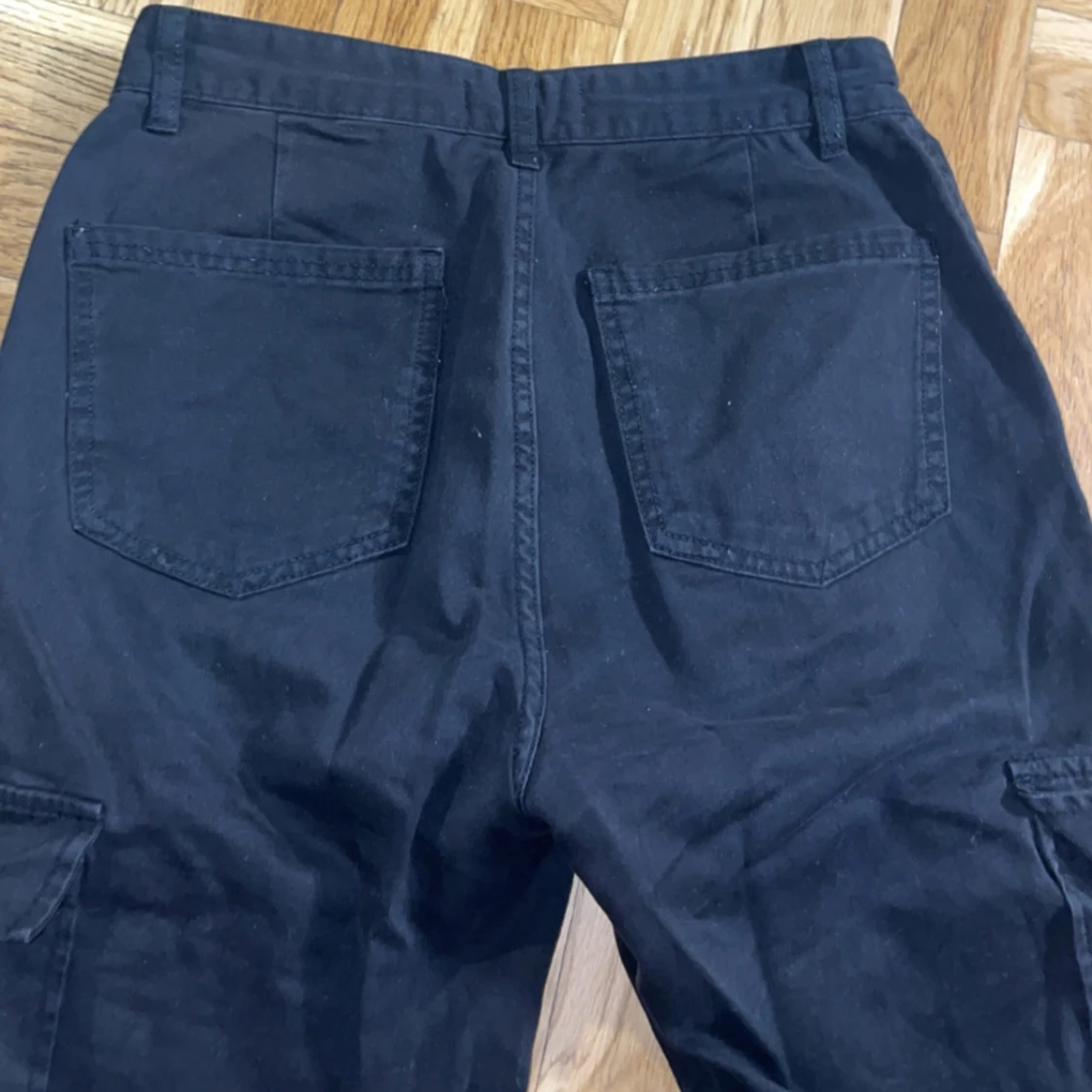 Svarta cargopants från asos - 1
