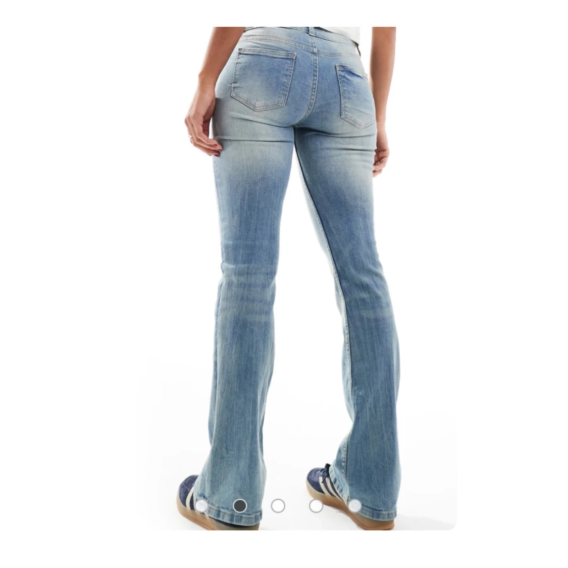 Ljusblå bootcut jeans med låg midja från Bershka - 1