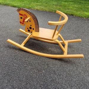 Gunghäst - Bilderna visar en klassisk gunghäst i trä, perfekt för lekfulla stunder och retroinspirerad inredning. Den har ett färgglatt hästhuvud med svarta och röda detaljer samt stabila handtag och ryggstöd. Passar både som leksak och snygg detalj i rummet. Den är skadad på några ställen ( ryggstödet är lite löst men går att lima ihop för mer stabilitet kolla på bilden), samt att den är lite repig på vissa ställen. Inget som påverkar funktionen. Har mycket kvar att ge.