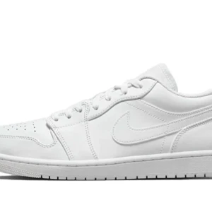 Nike Jordan 1 Low Triple White - Säljer ett par helvita Nike Jordan 1 Low sneakers. Klassisk siluett med rund tå, snörning och perforerad tåbox. Skorna är i skinn och har en platt sula. Perfekta för dig som gillar en clean och stilren look. (Skriv för fler bilder + skosnören följer ej med!) 