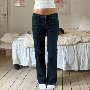 Mörkblå bootcut jeans  - Säljer mina jättesnygga mörkblåa bootcut jeans med nitar på fickorna , i jättebra skick ♥️♥️♥️