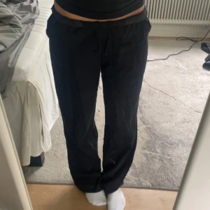 Svarta mjukisbyxor från Gina Tricot - Svarta mjukisbyxor från Gina Tricot med elastisk midja och avslappnad passform. Byxorna har raka ben och är perfekta för en chill och bekväm stil. Tillverkade i mjukt material som känns skönt mot huden. Kan alltid diskutera pris. Skriv för frågor och bilder🥰🥰