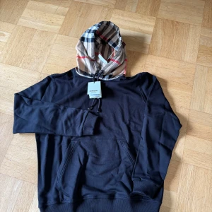 Burberry Hoodie - Helt ny oanvänd Burberry hoodie med prislapp och etikett kvar på. Nypris 820 eur ( ca 9000kr)