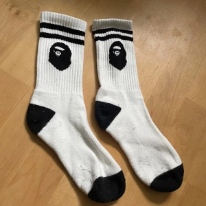 BAPE STRUMPOR  - vita bape strumpor / oanvända / ⚠️NOTERA ATT DESSA ÄR EN ⓀⓄⓅⒾⒶ ⚠️