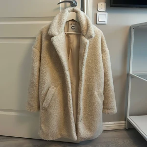 Beige teddyjacka - Beige teddyjacka, storlek xs men passar xs-s