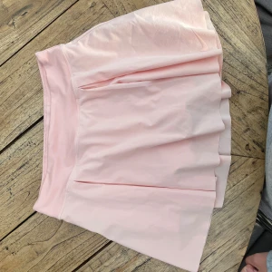 Nike sport kjol - Snygg kjol från Nike bra skick ljusrosa med inneshorts 