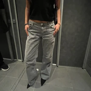 Jeans med låg midja - Super trendiga lågmidjade jeans från nakd🩷 köptes för 699kr används 1-2 gånger 