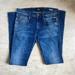 Replay Anbass jeans (31/34)👖 - Riktigt snygga replay anbass jeans som är knappt använda. Storlek W31/L34. Tveka inte det minsta på att skriva vid frågor och funderingar 🤙