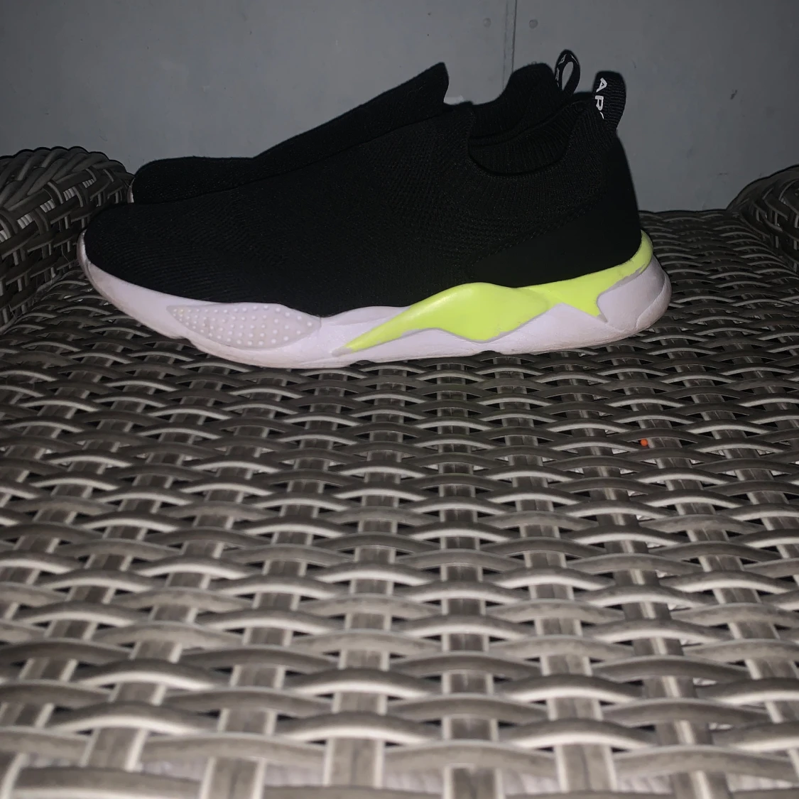 Svarta slip-on sneakers med neongul detalj - 1