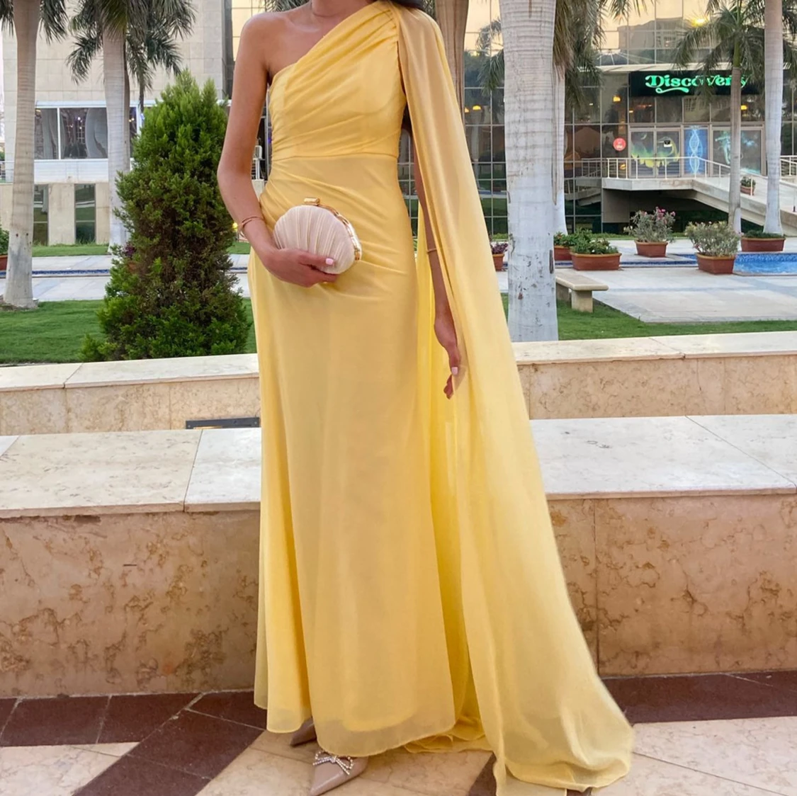 Gul långklänning med oneshoulder - 1