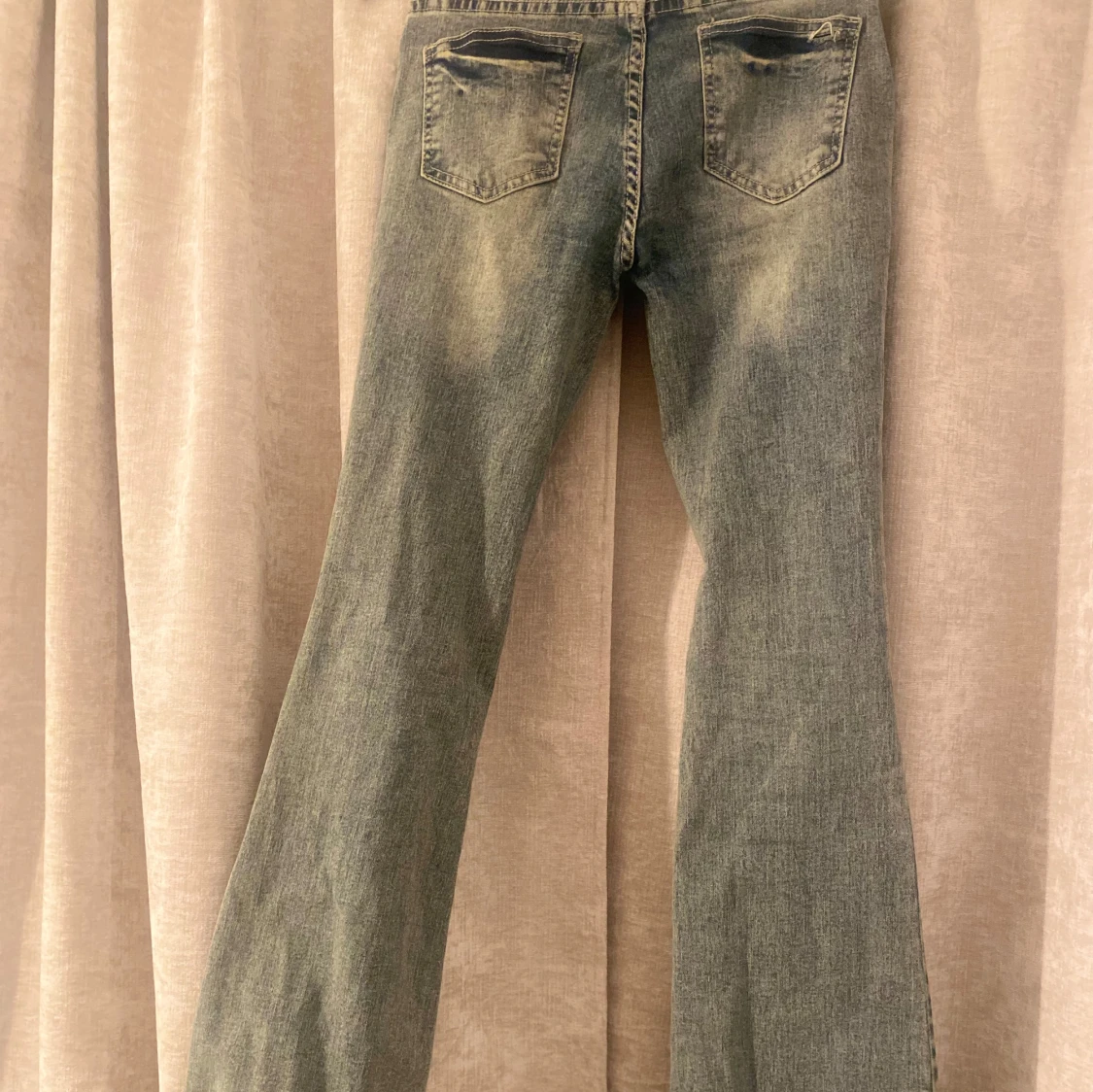 Blå lågmidjade bootcut jeans med slitning - 1