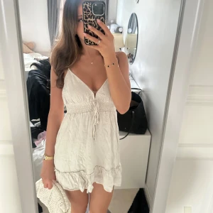 Beige sommarklänning med volang - Säljer denna söta beige kläning! Superfin kläning i bra skick💞