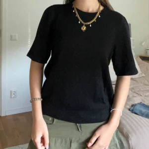 Stickad svart tröja - Söt svart stickad tröja med lite guldglitter i tyget (syns på andra och tredje bilden). Storlek M men passar även S och XS