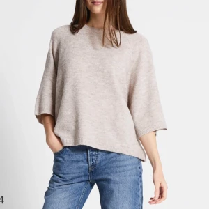 Beige stickad med trekvartsärm  - Supermjuk fin stickad tröja från lager157 i storlek S. Använd nåra gånger men inga defekter 💕 