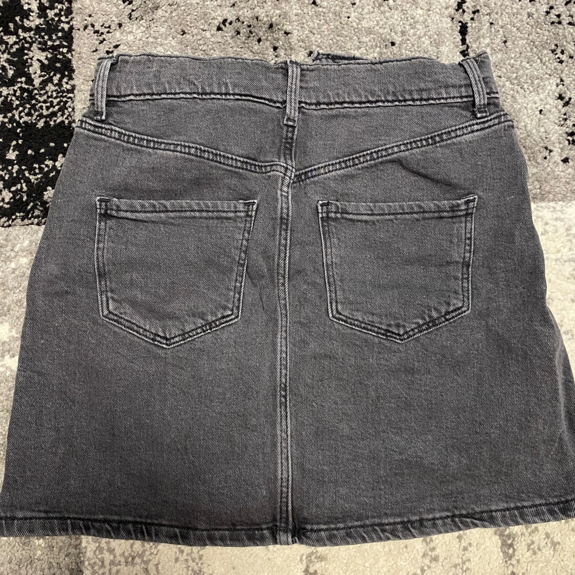 Grå jeanskjol från H&M Denim - 1