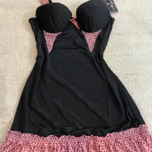 Very cute polkadot dress - Size:36 Length:63cm Waist: 33cm x2 Cup:↕️14cm↔️19cm