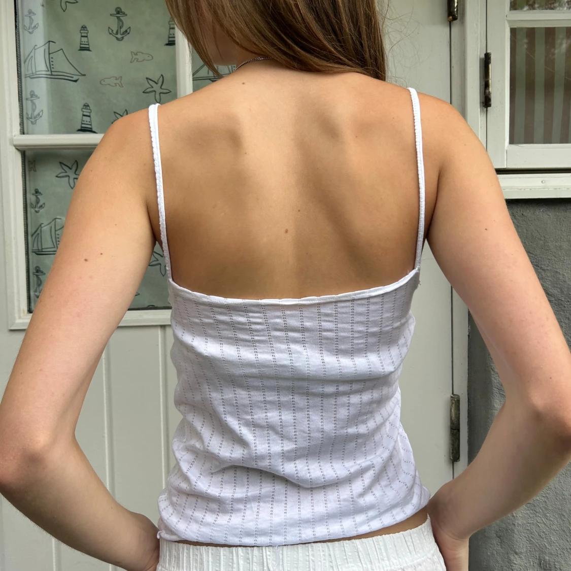 Vit ribbad linnetopp med smala axelband - 1