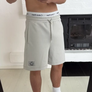 Tygshorts zara - Storlek small. Är 178cm för jämnförelse. Beige/grå i verkligheten. 