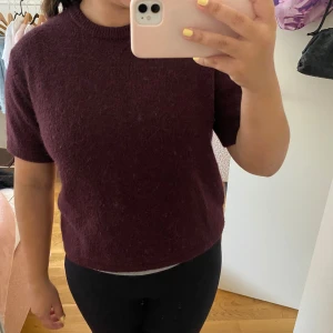 Vinröd stickad tröja från Gina Tricot - Säljer en vinröd tröja från Gina Tricot!💓tröjan är stickad, skön och varm, passar bra när det börjar bli kallt! Tröjan är i bra skick och är använd & tvättad! 