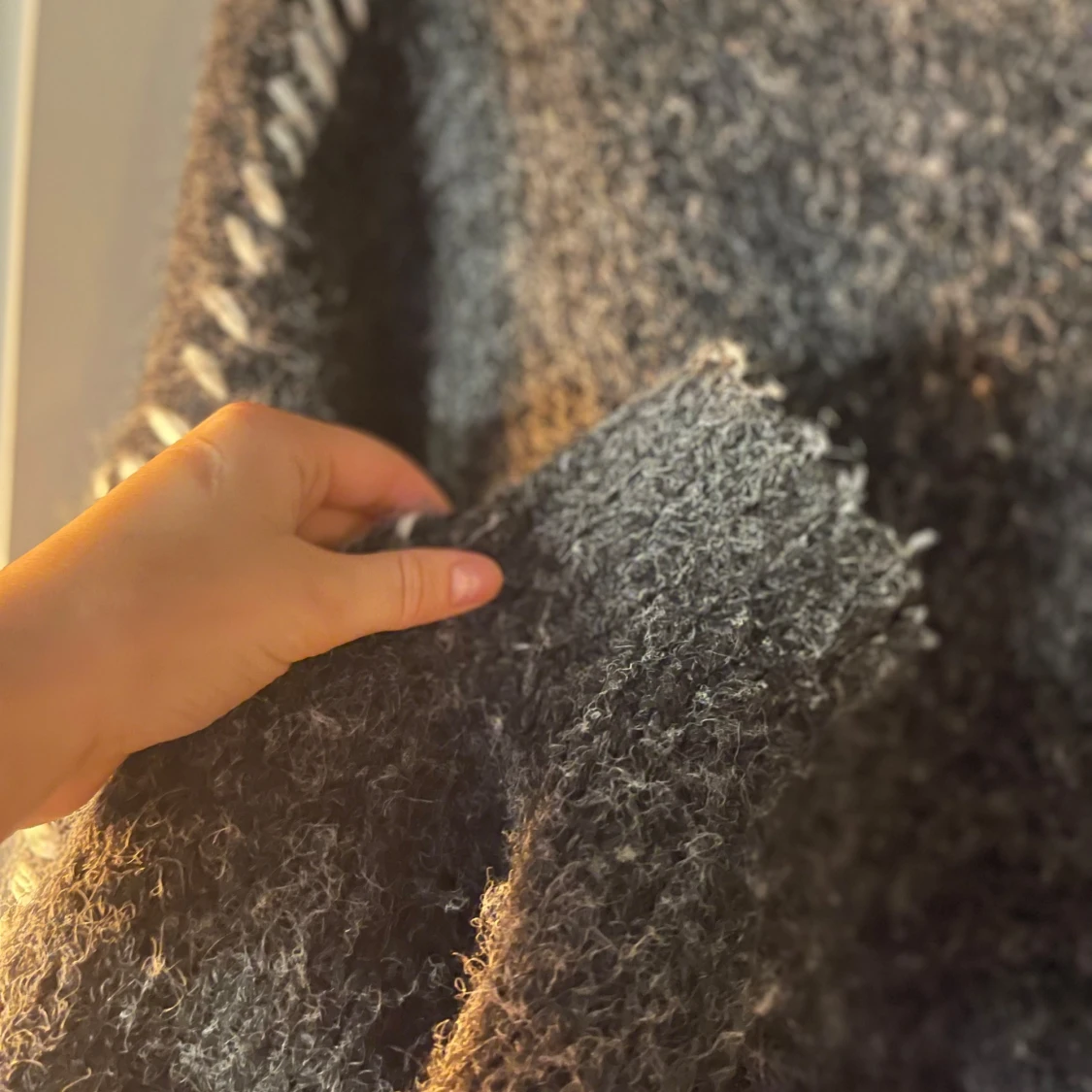 Mörkgrå stickad tröja med vita detaljer - 1