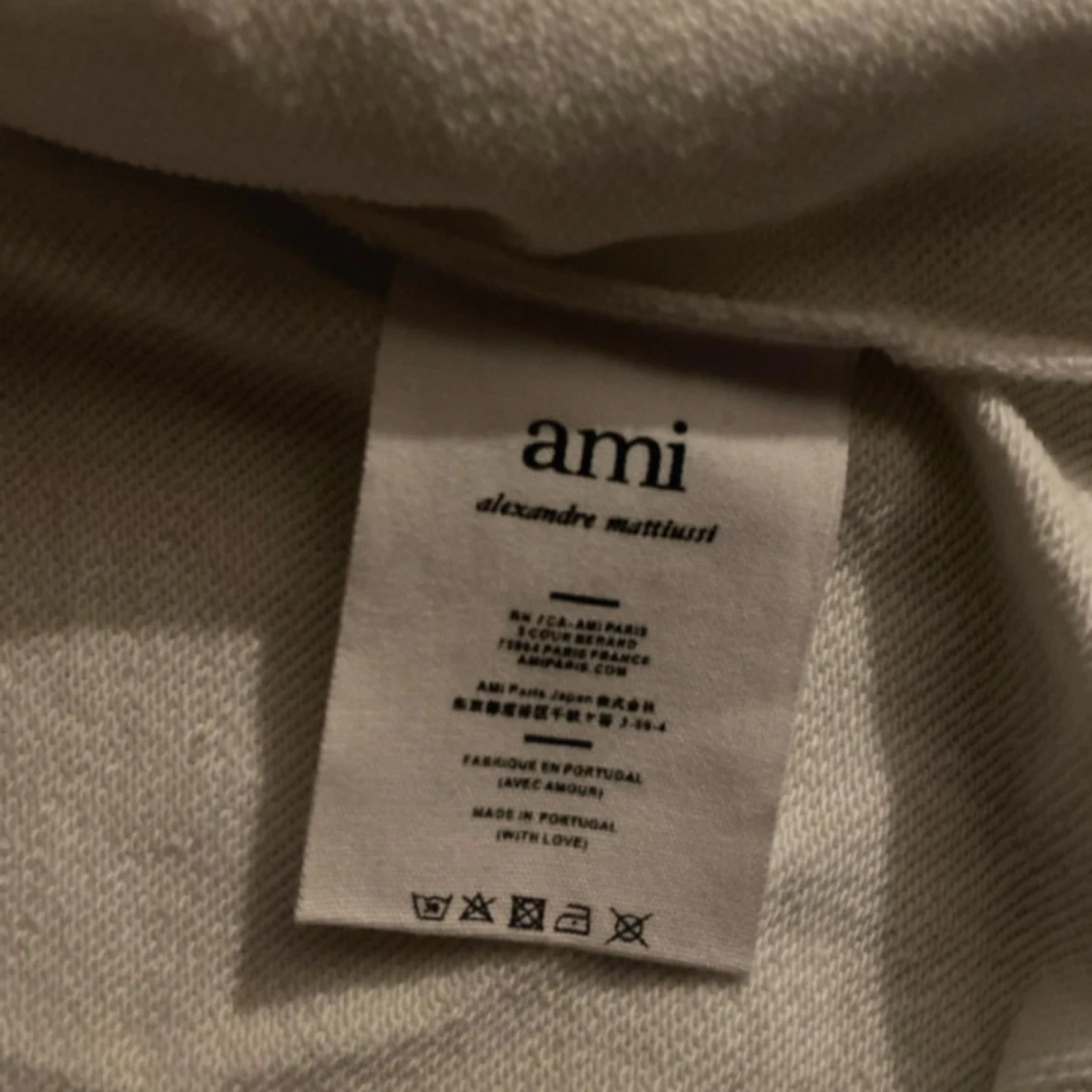 Vit hoodie med rött hjärta från Ami - 4