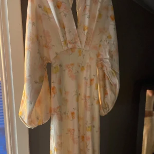 Underbar midsommar/festklännig   - Använd 2 gånger så är i väldigt fint skick. Finns lite trådar som gått upp , dock så syns dem knappt 