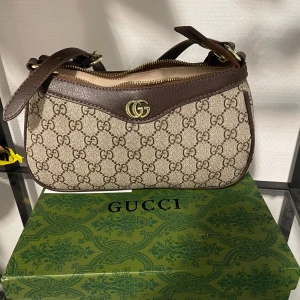 GG ophidia small shoulder bag - Helt ny och oanvänd, medföljer extra hand tag band + låda och dustbag. Mycket bra kvalitet på den 10/10. 