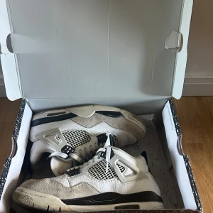 Jordan 4 military black  - Inte fast pris