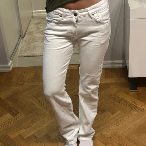 Vita jeans - Vita snygga jeans från Bikbok som är sydda vid låren för snyggare passform💓💓
