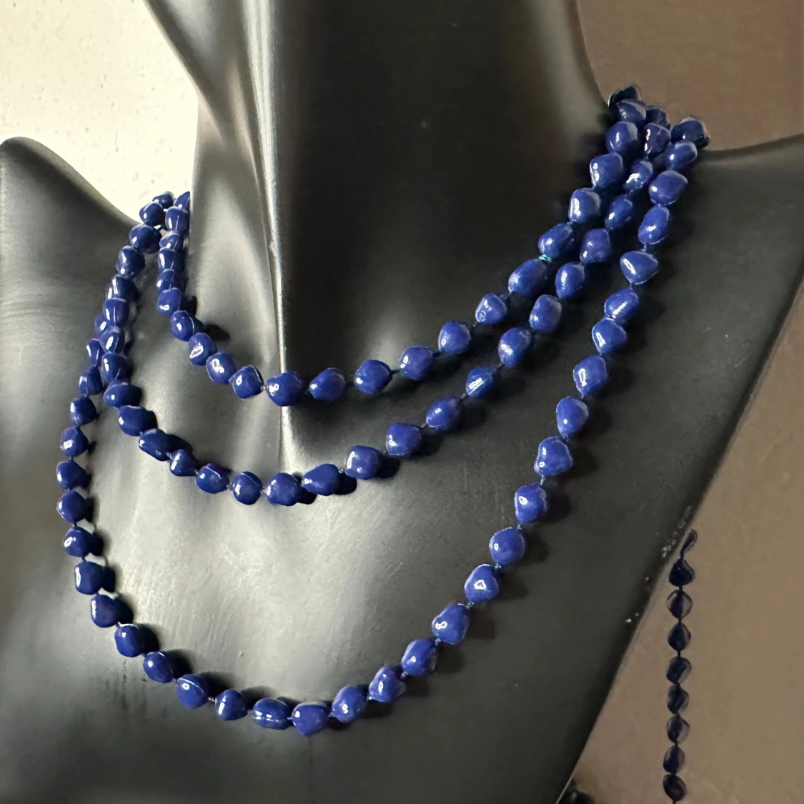 Långt retrohalsband med oregelbundna koboltblå pärlor 130 cm Vintage 70-tal  - 1