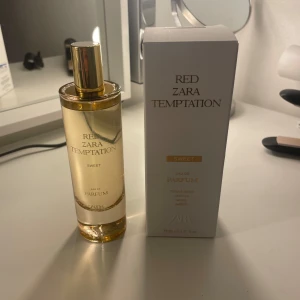 Zara Red Temptation Sweet Parfym 80ml - Köpte fel parfym men hade redan öppnat förpackningen så säljer vidare en helt oanvänd flaska (med orginal förpackning). Doften har noter av tonkaböna, vanilj, mossa och amber. Original pris är 279kr!!