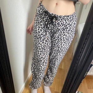 Pyjamasbyxor  - Supermysiga mjukisbyxor, perfekt som pyjamas. Använda, med en liten färgfläck.