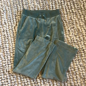 Gröna / turkosa  Juicy Couture XS - Gröna / turkosa Juicy couture byxor i storlek xs. Uppsydda någon centimer längst ner men ingen större skillnad