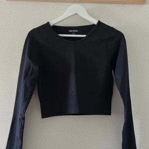 Träningstopp - En svart långärmad träningstopp från Gina Tricot i storlek S/M. Helt ny, utan prislapp, bara testad. Har två av samma så jag skickar med en till likadan tröja i samma paket.