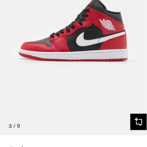 Nike Air Jordan 1 och färgglada sneakers - Säljer ett par ikoniska Nike Air Jordan 1 i svart, rött och vitt skinn med klassisk snörning och högt skaft. Medföljer även ett par röda sneakers med färgstarkt grafiskt mönster, vita snören och platt sula. Perfekt för dig som vill sticka ut med din stil. Jordans 500kr HELT NYA andra skor 300kr oxå HELT NYA