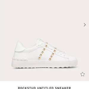 Valentino sneakers🥰 - Säljer/byter mina vita valentinos med guldnitar i strl 39🎀 Är öppen för byten och kan ge pengar imellan🥰 Kolla annonsen  längre ner i profilen för mer info om skorna💞Lägg bud