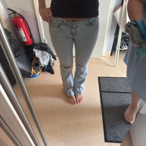 Bootcut jeans med hål - Super fina jeans från Gina med hål på knäna, använda 2 gånger!